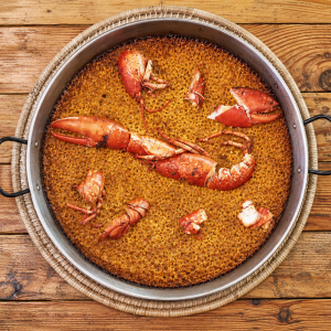 Arroz con bogavante recién hecho en paellera